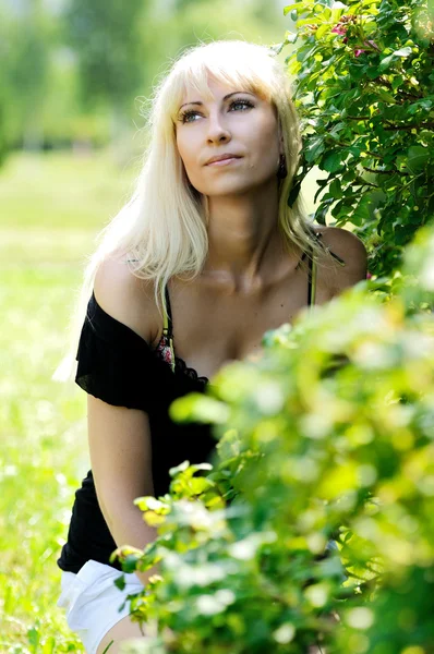 Beautiful woman outdoors — Stock Photo, Image