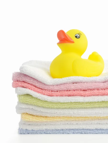 Akcesoria łazienkowe. ręczniki i duckies gumy żółty — Zdjęcie stockowe