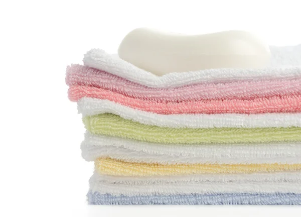 Una pila de toallas. Aislado — Foto de Stock
