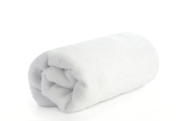 Enrolado toalha de praia branca — Fotografia de Stock