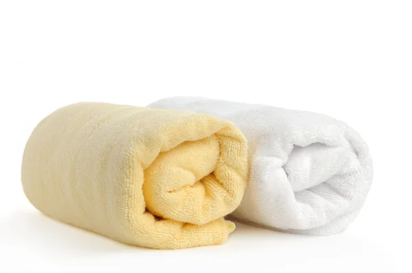 Rolou toalhas de praia amarelas e brancas — Fotografia de Stock
