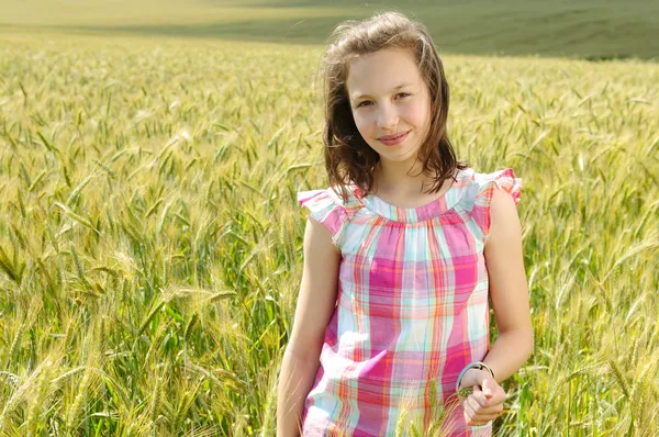 Giovane bella ragazza in un campo di grano — Foto Stock