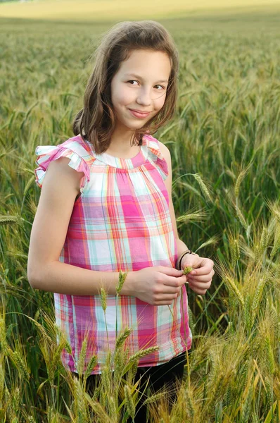 Krásná mladá dívka v pšeničné pole — Stock fotografie