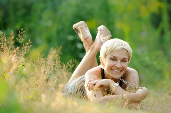 Portrait of smiling woman outdoors — Stock Photo, Image