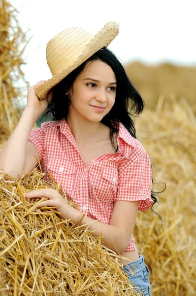 干し草に自然を楽しんで美しい少女 — ストック写真