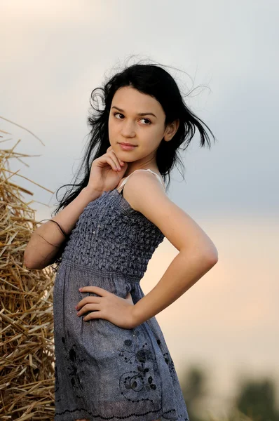 Портрет красивої дівчини в полі — стокове фото
