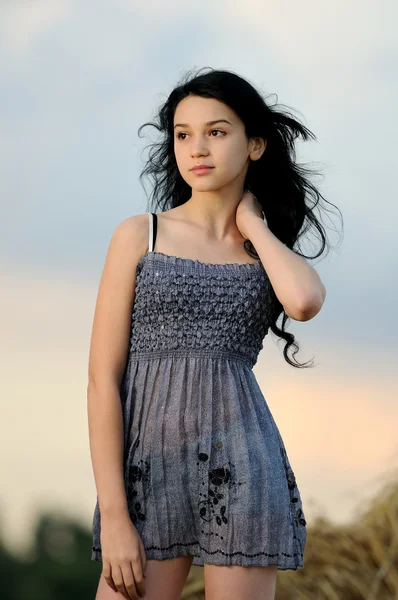Piękna dziewczyna na zewnątrz nad niebieski niebo portret — Zdjęcie stockowe