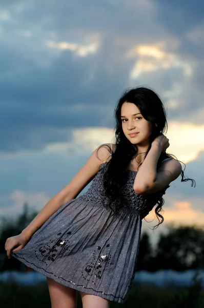 Retrato de hermosa chica al aire libre sobre el cielo azul — Foto de Stock