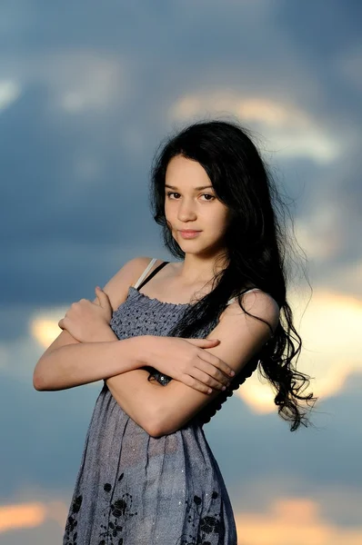 Retrato de menina bonita ao ar livre sobre o céu azul — Fotografia de Stock