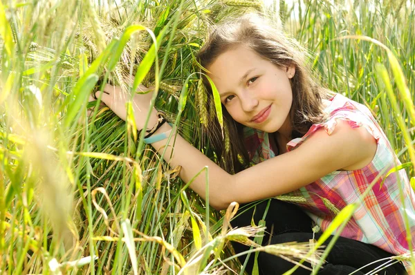 Genç kız güzel buğday tarlası — Stok fotoğraf