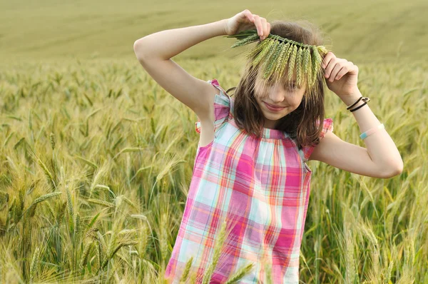 Jovem menina bonita em um campo de trigo — Fotografia de Stock