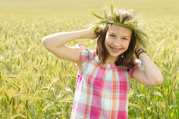 Młode piękne dziewczyny w polu pszenicy — Zdjęcie stockowe