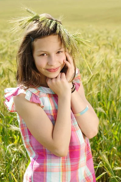 Ung smuk pige i en hvedemark - Stock-foto