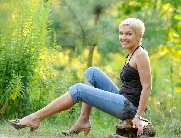 Portrait of smiling woman outdoors — Stock Photo, Image