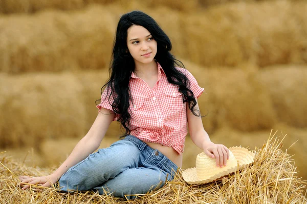 Beautiful girl enjoying the nature in the hay — Stock Photo, Image