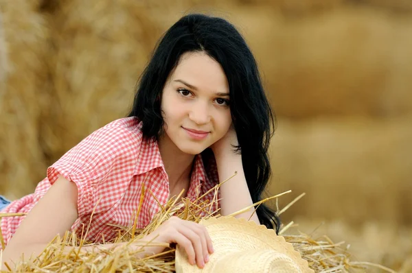 Девочка, наслаждающаяся природой в сене — стоковое фото