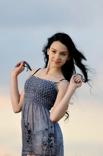 Piękna dziewczyna na zewnątrz nad niebieski niebo portret — Zdjęcie stockowe