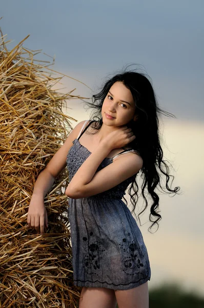 Portrait of beautiful girl in a field — Stock Photo, Image