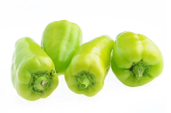 Τέσσερις πράσινες πιπεριές, απομονωμένη — Φωτογραφία Αρχείου