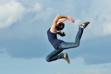 güzel bir kız olarak mavi gökyüzü karşı jimnastik atlama