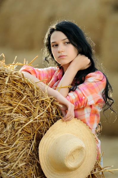 Piękna dziewczyna z przyrodą w sianie — Zdjęcie stockowe