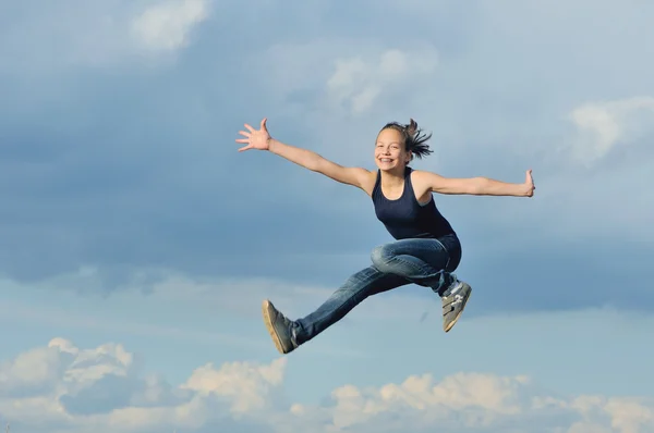 美丽的女孩在体操跳对蓝蓝的天空 — 图库照片