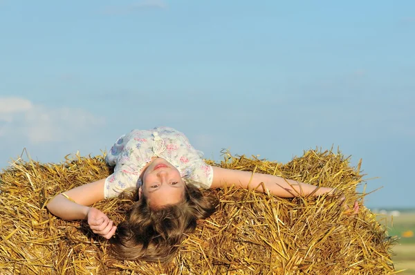 干し草に自然を楽しんで美しい少女 — ストック写真
