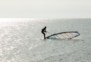 Alçalma sörfçü