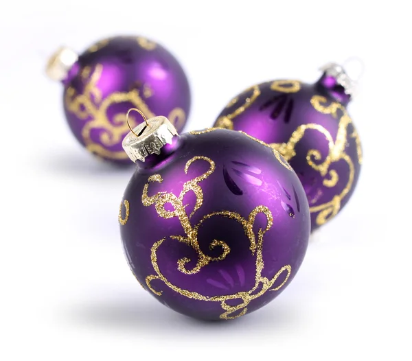 3 つの紫色のクリスマス ボール — ストック写真