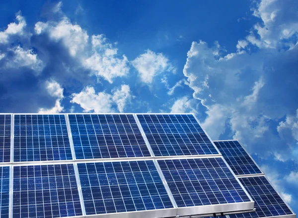 太阳能电池板蓝色天空 — 图库照片
