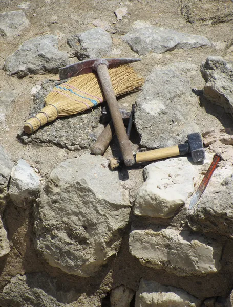 Arkeolog verktyg på utgrävningsplatsen — Stockfoto