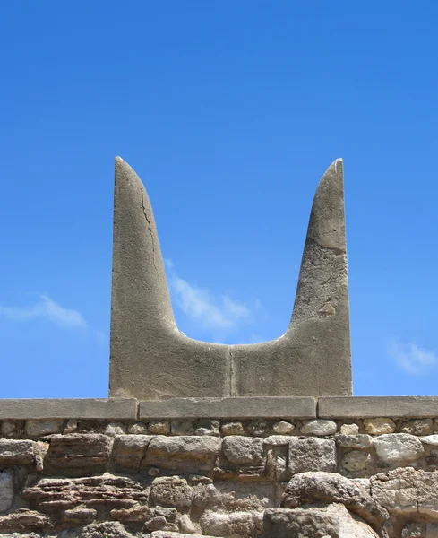 Heilige minotaur hoorns stenen symbool — Stockfoto