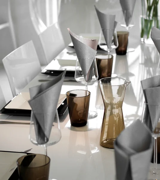 Moderna matbord inställning — Stockfoto
