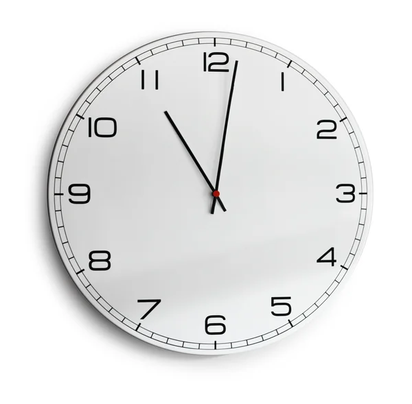 Zegar ścienny nowoczesny na białym tle — Zdjęcie stockowe