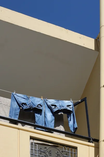 Duas calças de ganga secando na varanda — Fotografia de Stock
