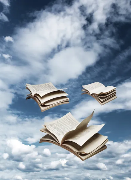 Tres libros abiertos volando en el cielo azul —  Fotos de Stock