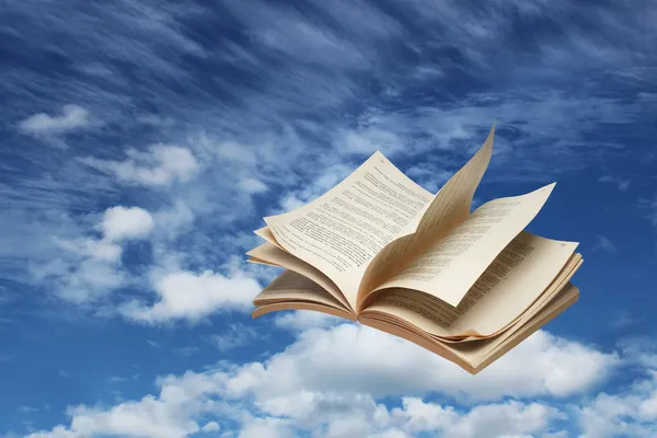 Buku terbuka terbang di langit biru — Stok Foto
