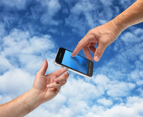 Twee handen bereiken smartphone — Stockfoto
