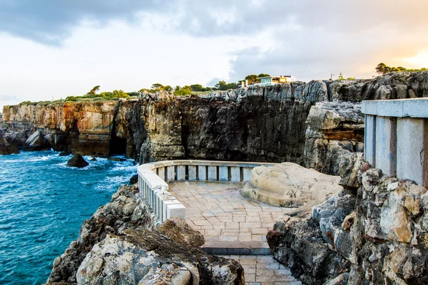 露台、 岩石、 博卡德炼狱葡萄牙附近的海洋 — 图库照片