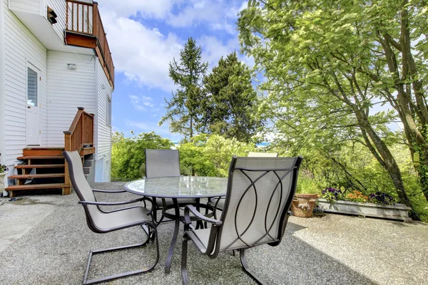 Terrass med utomhus bord och stolar på bakgården. — Stockfoto