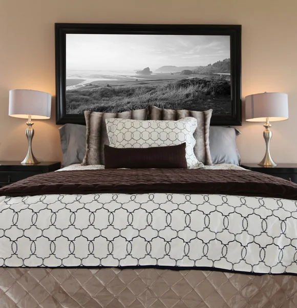 Camera da letto marrone con ampio letto e due comodini . — Foto Stock