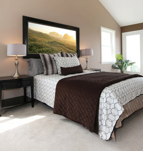 Moderna cama marrón y blanca con mesitas de noche . —  Fotos de Stock