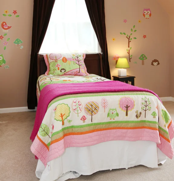 Menina bebê crianças quarto com cama rosa e paredes marrons . — Fotografia de Stock