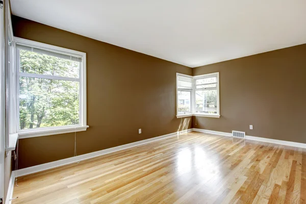 空房间，褐色的墙壁和硬木地板. — 图库照片