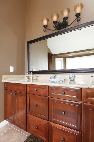 Крупним планом розкішні дерев'яні шафи для ванних кімнат і дзеркало . — стокове фото