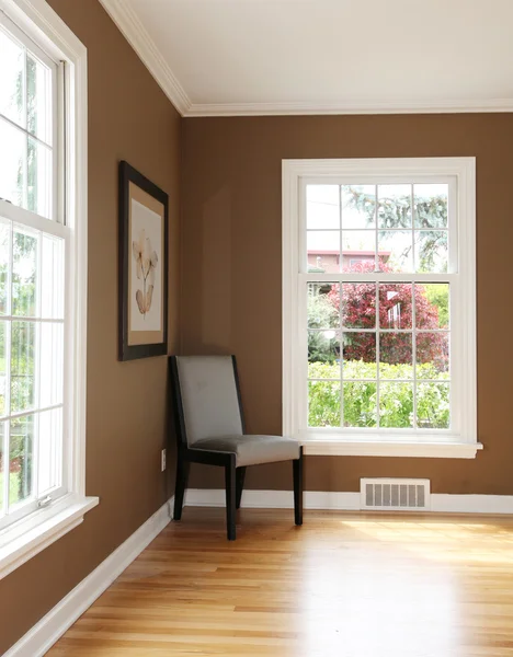 Wohnzimmer-Ecke mit Stuhl und zwei Fenstern. — Stockfoto