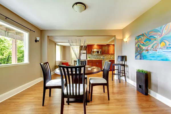 Große helle Luxus-Esszimmer mit Küche im hinteren Teil. — Stockfoto