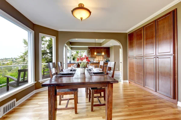 Lyx hem matsal med trä och grönt. — Stockfoto