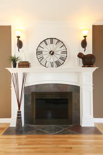 石と時計と高級ホーム白い暖炉. — ストック写真