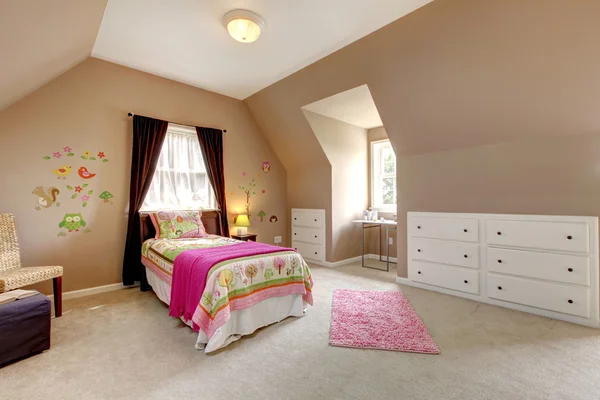 Dormitorio grande de niña marrón con cama rosa . —  Fotos de Stock
